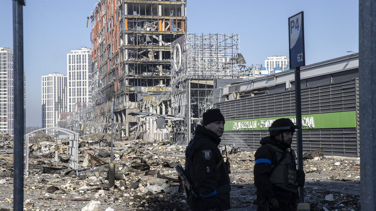Une vue des bâtiments et des véhicules détruits après une attaque russe présumée contre un centre commercial à Kiev, en Ukraine.